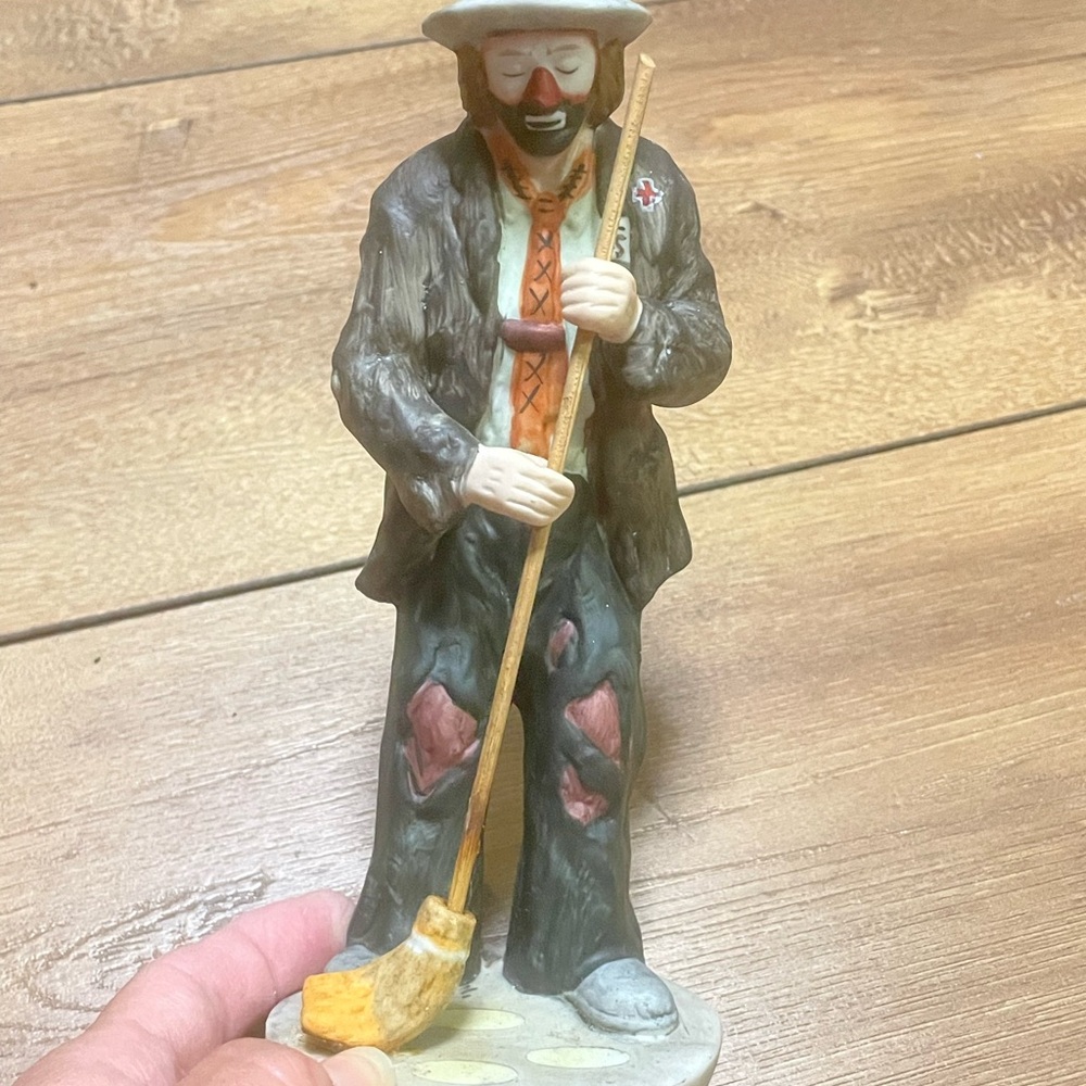 Emmett Kelly Jr. Sweeping up Clown